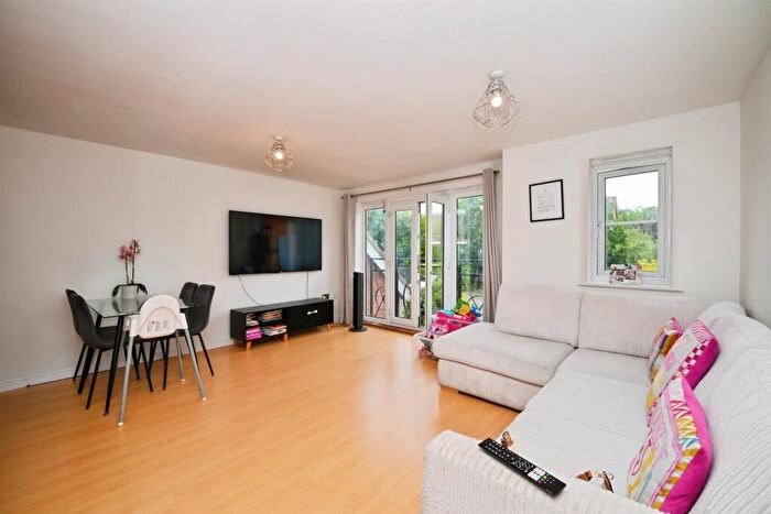 2 Bedroom Flat For Sale In Winnipeg Way, Broxbourne, EN10