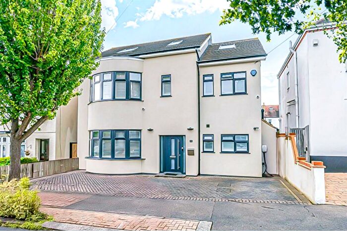 5 Bedroom Detached House For Sale In * Large Outbuilding With Shower Room * Dundonald Drive, Leigh-On-Sea, SS9