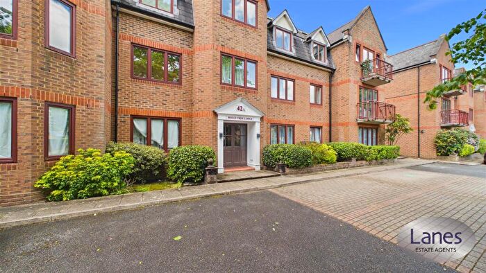 1 Bedroom Flat To Rent In Hollytree Lodge, The Ridgeway, Enfield, EN2