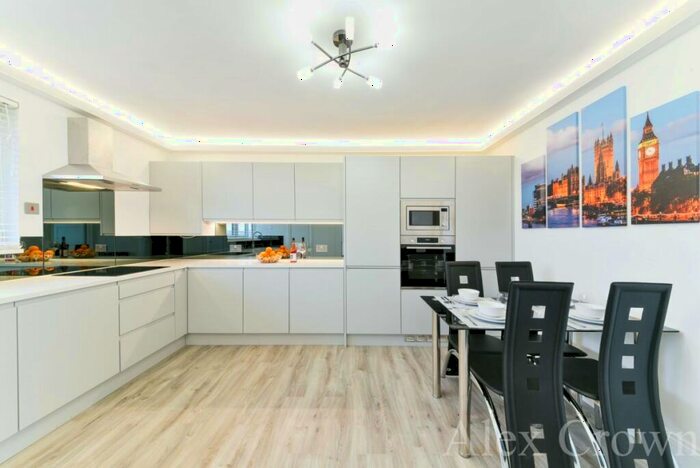 3 Bedroom Flat To Rent In Macbeth House, Arden Estate, Hoxton, N1