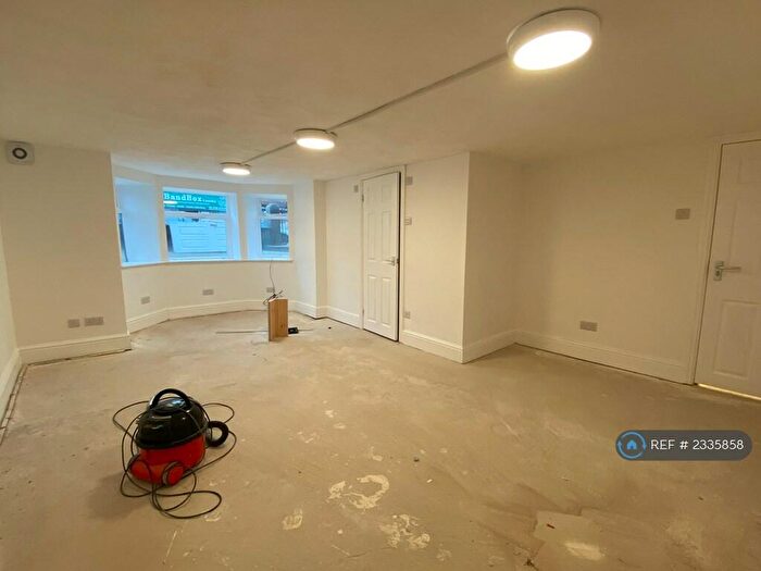 2 Bedroom Flat To Rent In Hathersage Road, Manchester, M13