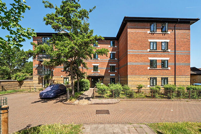 3 Bedroom Flat For Sale In Holywell Close, London, SE16