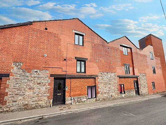 2 Bedroom Flat For Sale In Chapel Street, Tiverton, EX16