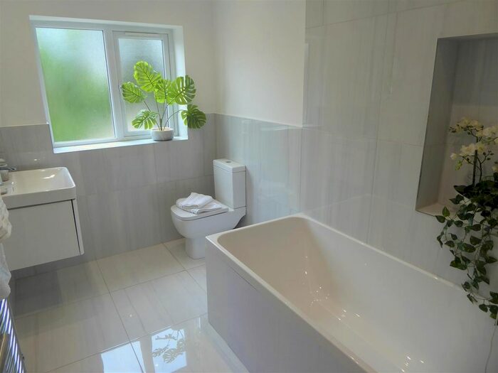 2 Bedroom Flat To Rent In Vicarage Farm Road, Hounslow, TW3