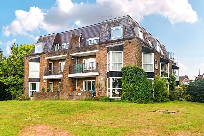 3 Bedroom Flat For Sale In Twickenham Road, Teddington, TW11