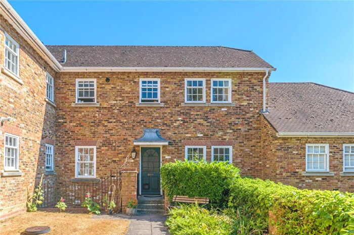3 Bedroom Garage / Parking To Rent In Shortheath Road, Farnham, Surrey, GU9