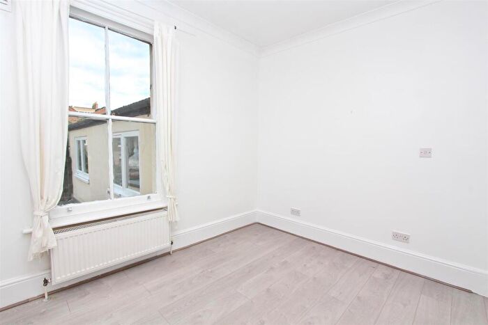 2 Bedroom Flat To Rent In Dynevor Road, N16