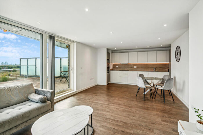 2 Bedroom Flat To Rent In Sandpiper Building, Newnton Close, N4