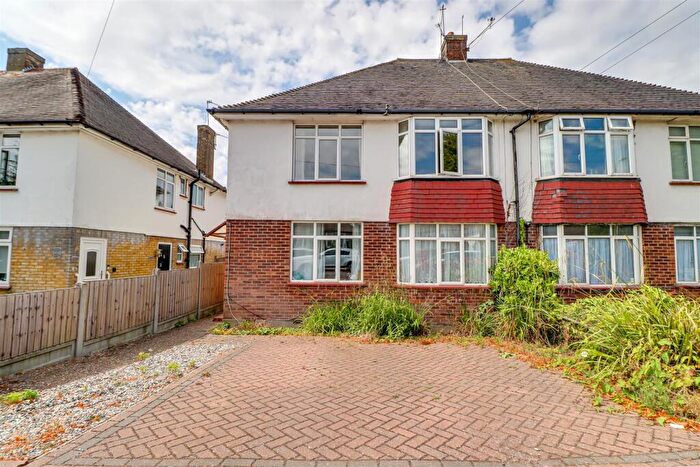 2 Bedroom Flat For Sale In * Cash Buyers Only * Hadleigh Road, Leigh-on-Sea, SS9