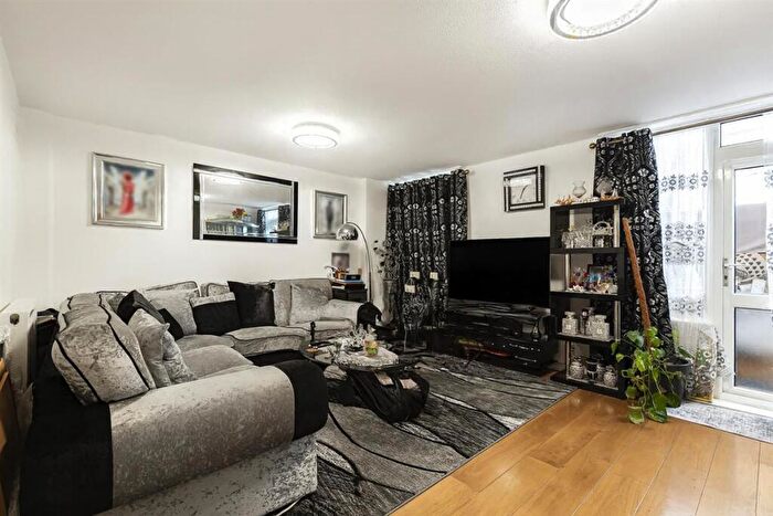 3 Bedroom Terraced House For Sale In Halston Close, SW11