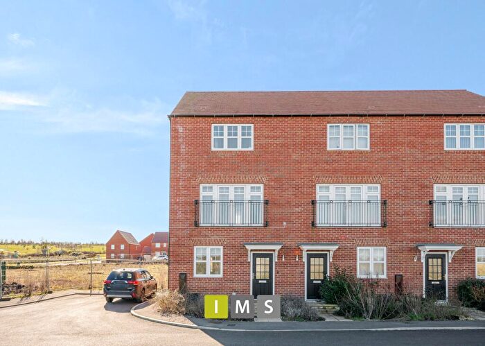 3 Bedroom Town House For Sale In Bywater Drive, Banbury, OX16