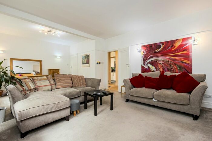 2 Bedroom Flat To Rent In Fernside Court, Holders Hill Road, London, NW4