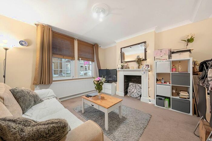2 Bedroom Flat To Rent In Wadham Road, East Putney, London, SW15