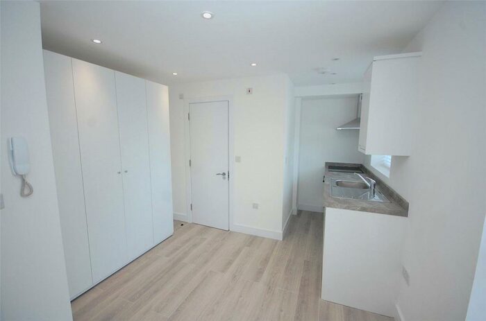 Apartment To Rent In Regents Park Road, London, N3