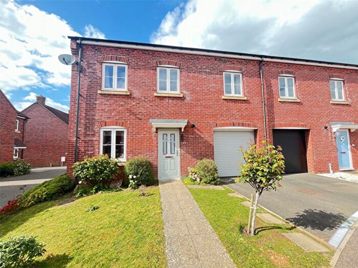 3 Bedroom Semi Detached House For Sale In Brampton Grange Drive, Daventry, Northamptonshire, NN11