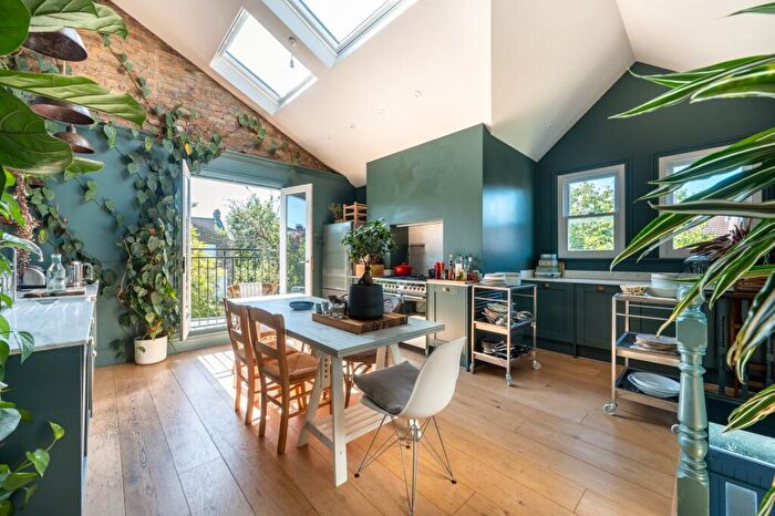 3 Bedroom Flat To Rent In Ridley Road, Kensal Green, London, NW10