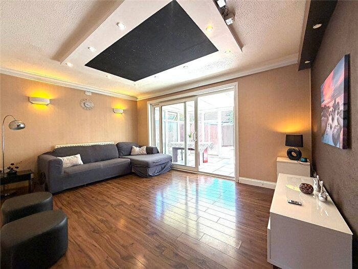 3 Bedroom Bungalow For Sale In Holmedale, Slough, SL2