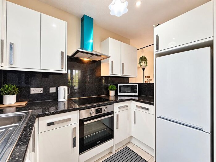 2 Bedroom Flat To Rent In Marchside Close, Heston, TW5