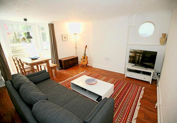 2 Bedroom Flat To Rent In Queens Road, Teddington, TW11