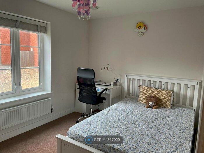 2 Bedroom Flat To Rent In Kings Reach, Slough, SL3