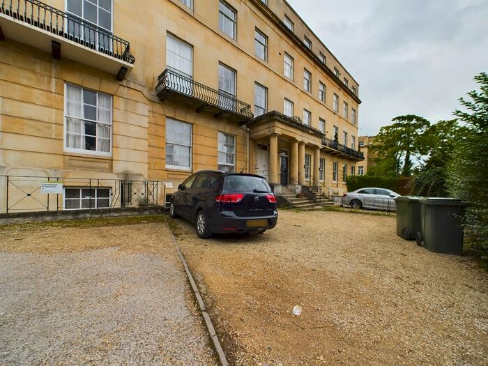 2 Bedroom Flat To Rent In Garden Flat Lansdown Crescent, Cheltenham, Glos, GL50