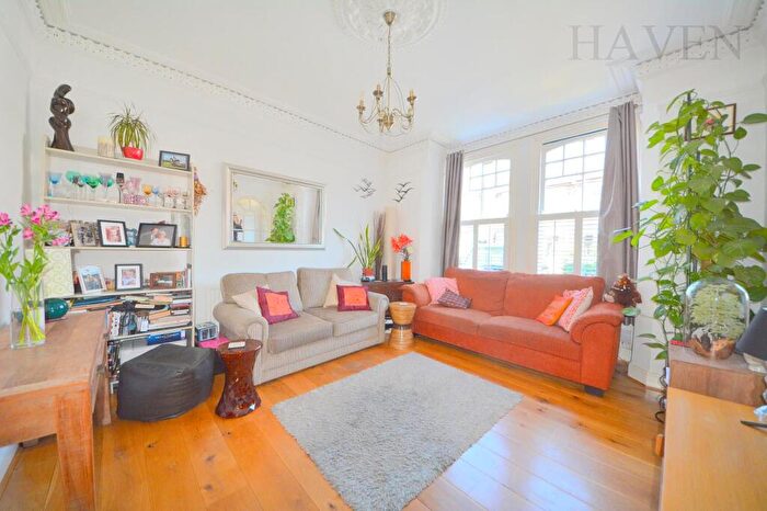 2 Bedroom Flat To Rent In Market Place, London, N2