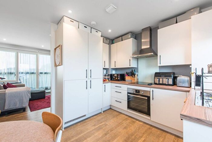 2 Bedroom Flat For Sale In Station Road, New Southgate, London, N11