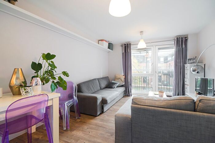 2 Bedroom Flat To Rent In Carney Place, London, SW9