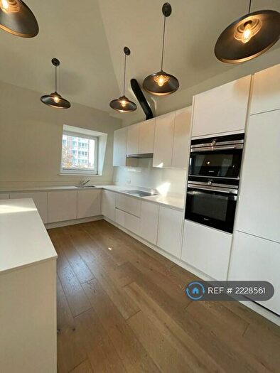 3 Bedroom Penthouse To Rent In Tower View House, London, E2