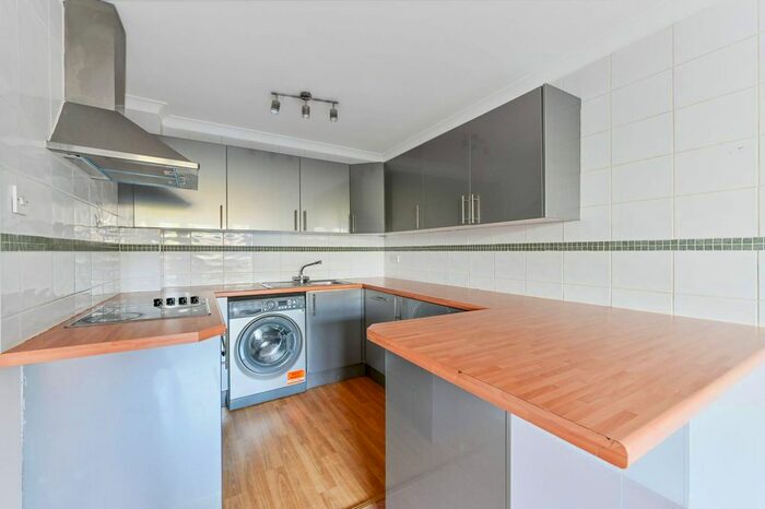 1 Bedroom Flat To Rent In York Court, Wallington, SM6