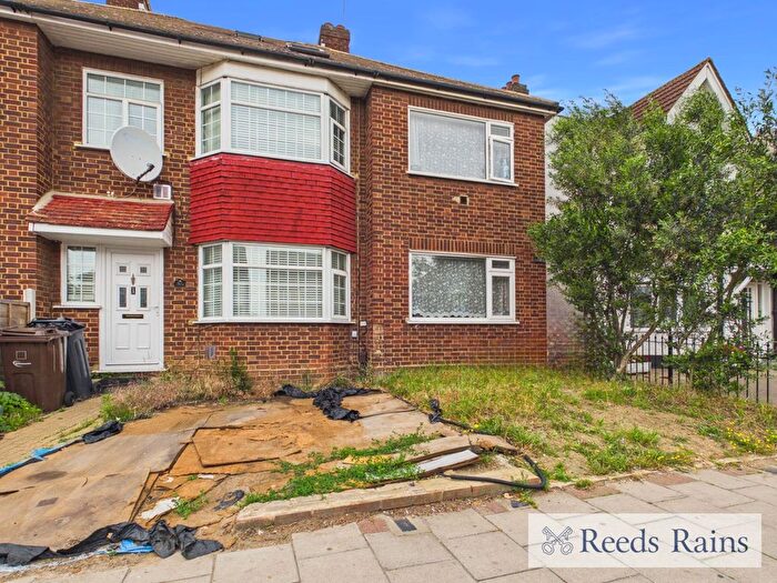 3 Bedroom End Of Terrace House For Sale In High Road, Romford, RM6