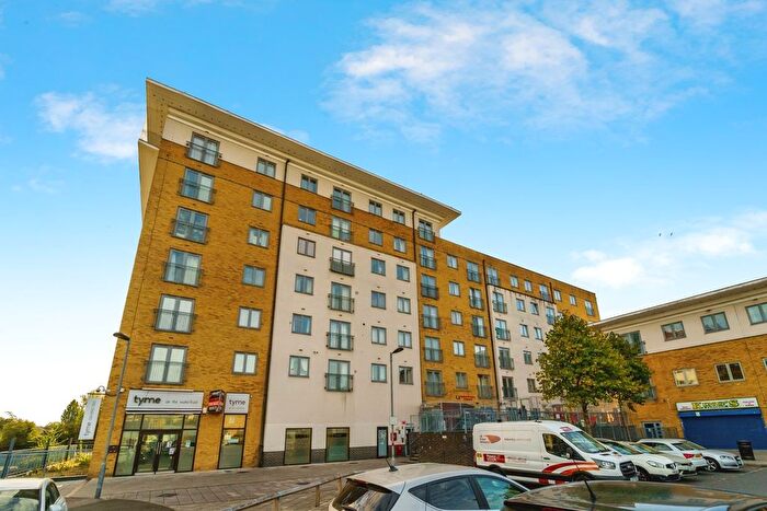 2 Bedroom Flat For Sale In Waxlow Way, Northolt, UB5