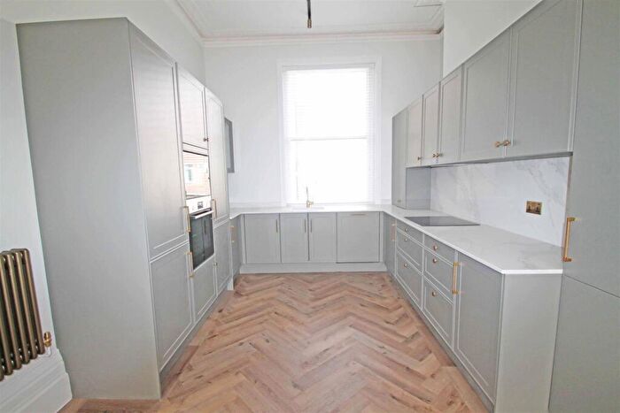 3 Bedroom Flat To Rent In Lansdowne Place, Hove, BN3
