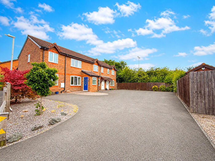 3 Bedroom End Of Terrace House For Sale In Bullfinch Close, Swindon, SN3