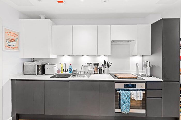 1 Bedroom Flat For Sale In Ref: Gk - Chertsey Road, Woking, GU21