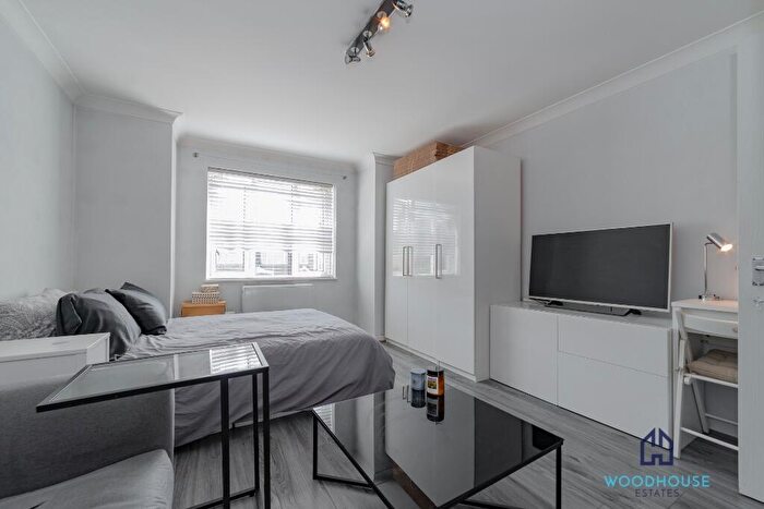 Studio To Rent In Park Road, Barnet, North London, EN4