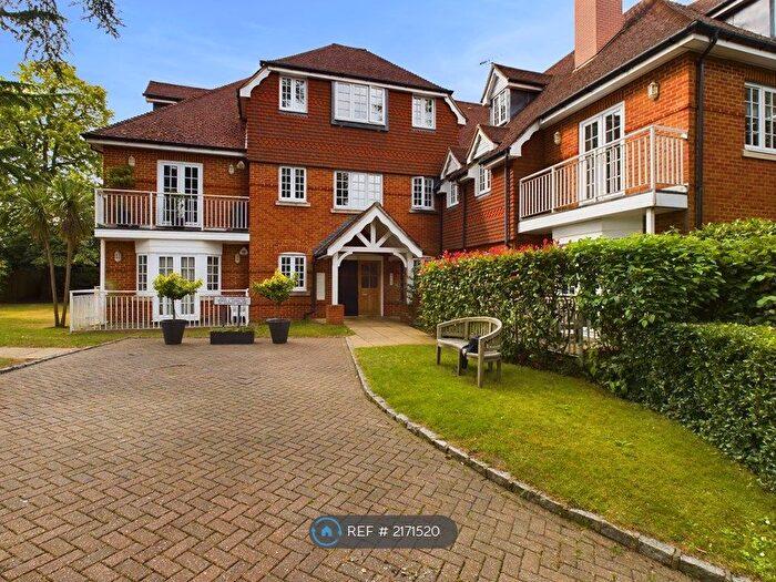 3 Bedroom Flat To Rent In Holly Lodge, Weybridge, KT13