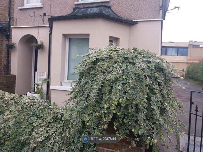 2 Bedroom Flat To Rent In Hibernia Road, Hounslow, TW3