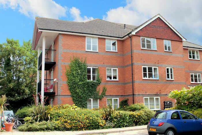 2 Bedroom Flat To Rent In Farringdon Court, Erleigh Road, Reading, Berkshire, RG1