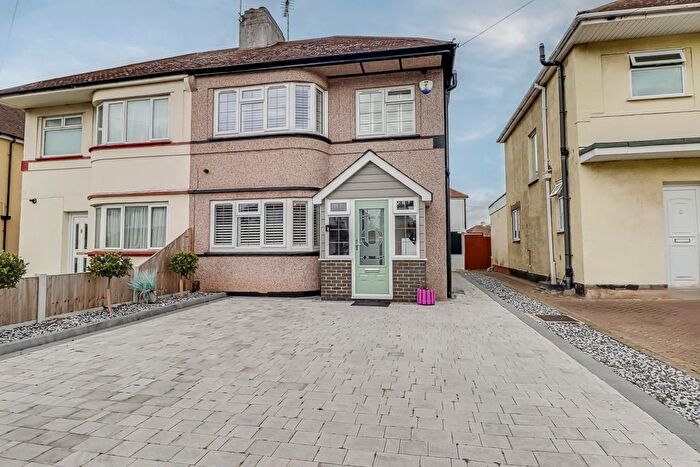 3 Bedroom Semi-Detached House For Sale In Hampton Gardens, Southend-On-Sea, SS2