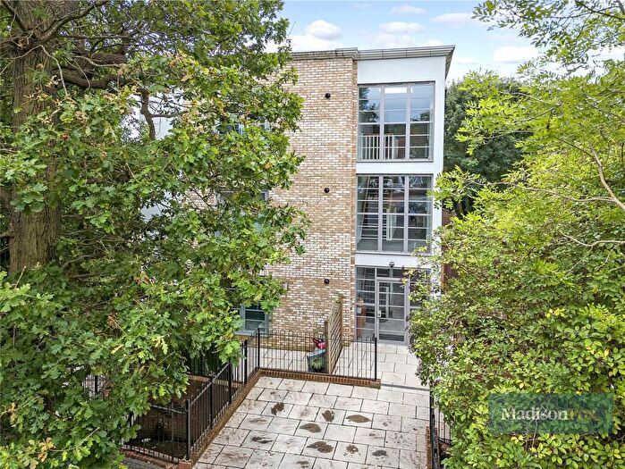 1 Bedroom Apartment For Sale In Roding Road, Loughton, Essex, IG10