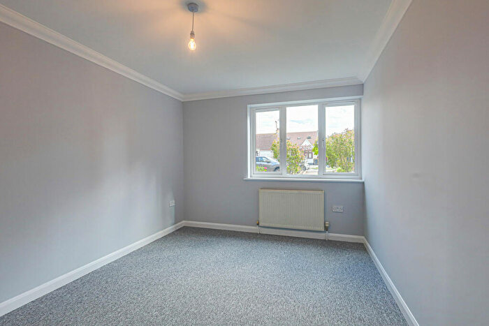 2 Bedroom Apartment For Sale In Shirley Road, Leigh-on-sea, SS9