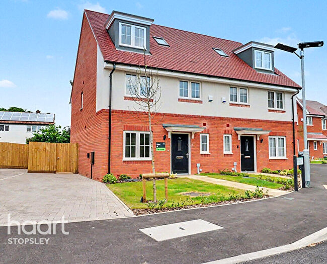 3 Bedroom Semi-Detached House For Sale In Molyneaux Avenue, Bovingdon Village, HP3