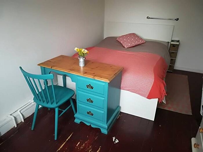 4 Bedroom Flat To Rent In Cambridge Heath Road, London, E1