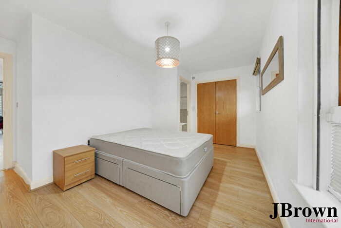 2 Bedroom Apartment For Sale In Western Beach Apartments, Hanover Avenue, London, E16