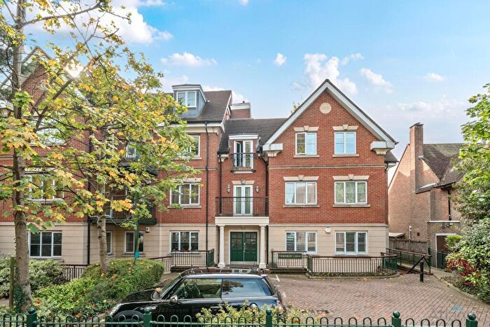 2 Bedroom Apartment For Sale In Thornbury Lodge, Slades Hill, EN2