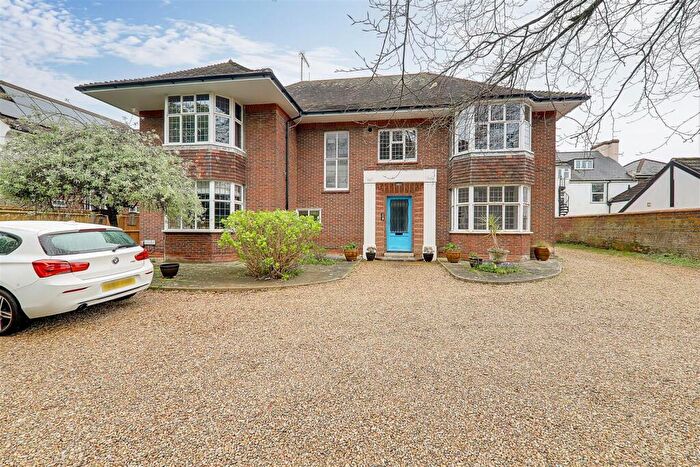 2 Bedroom Flat For Sale In Heene Road, Worthing, BN11