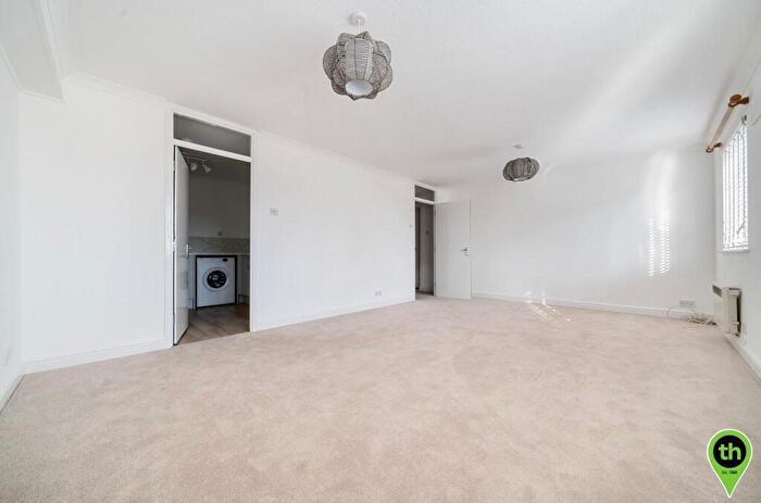 2 Bedroom Apartment To Rent In Springwood Crescent, Edgware, HA8