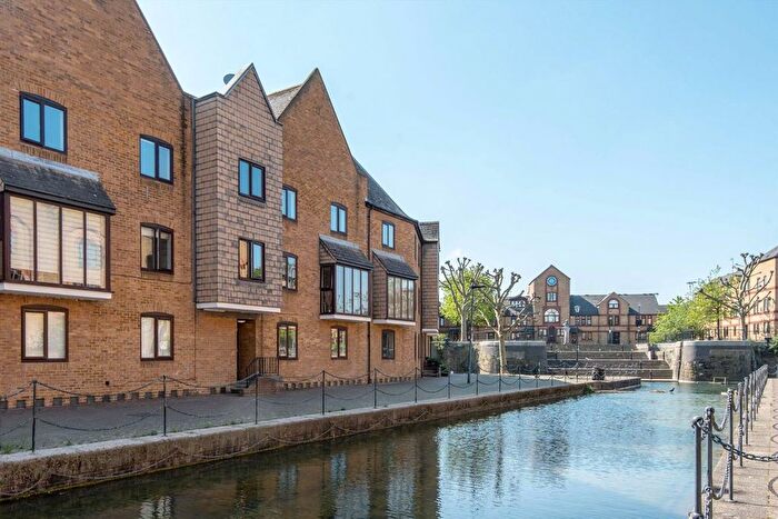 2 Bedroom Flat To Rent In Waterman Way, Wapping, E1W