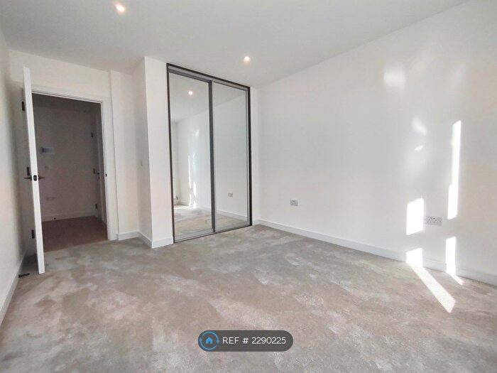1 Bedroom Flat To Rent In Cedrus Avenue, Southall, UB1